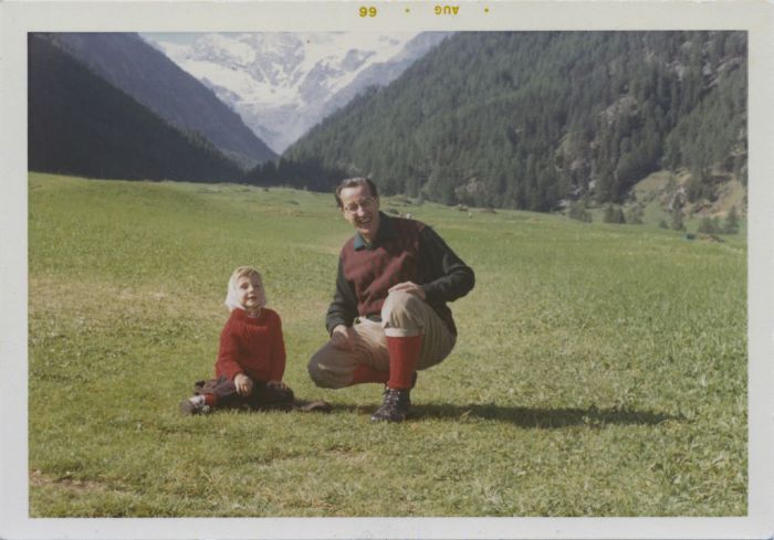 Carlo Lorenzo Cazzullo con la figlia Alessandra a Cogne nel 1966 (Collezione privata)