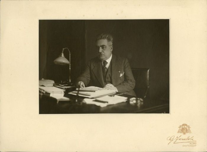 Vito Massarotti nel suo studio, ritratto da Giuseppe Farabola (Archivio Vito Massarotti)