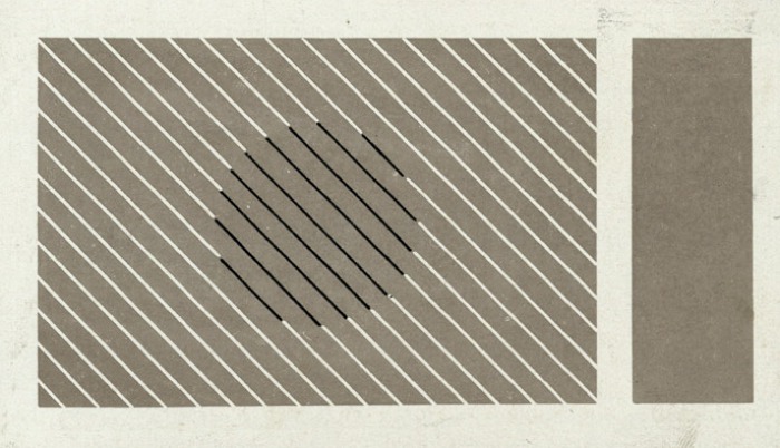 La superficie omogenea grigia attraversata da linee bianche e nere appare di diversa tonalità: la parte interna attraversata da linee nere appare di un grigio assai più scuro di quella esterna