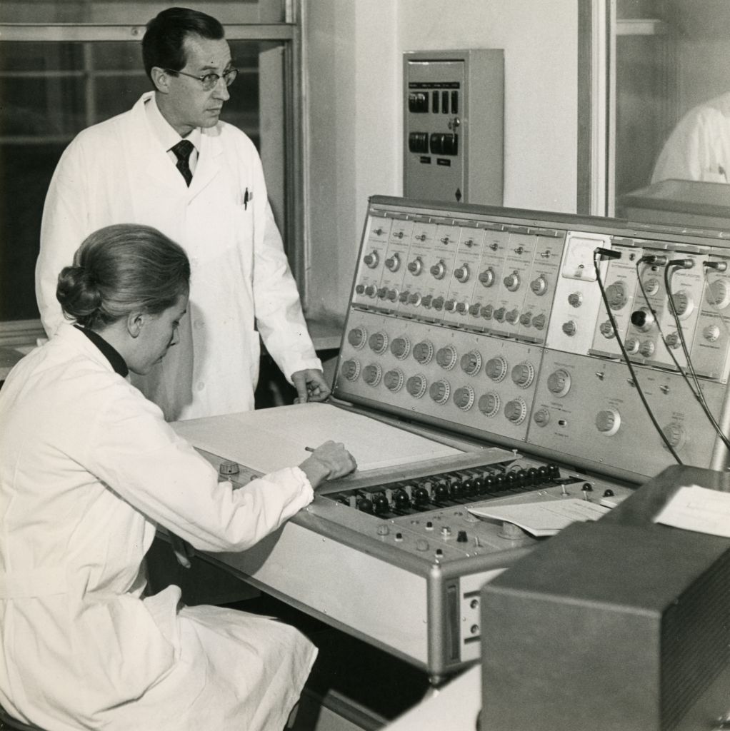 Carlo Lorenzo Cazzullo accanto a un EEG ad Affori nel 1970 (Collezione privata)