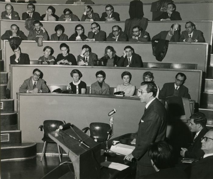 Carlo Lorenzo Cazzullo durante una delle Riunioni Monotematiche nel 1969 (Collezione privata)