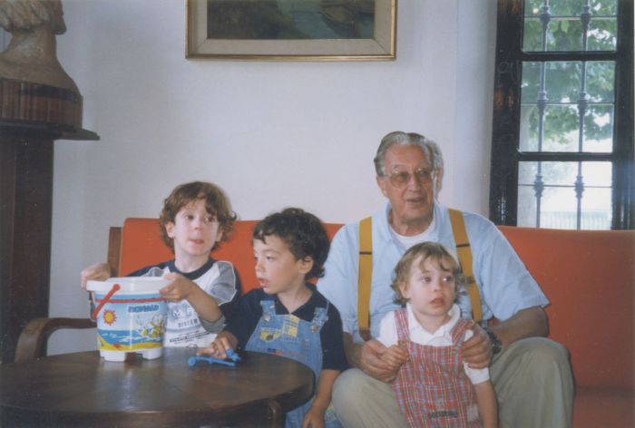 Carlo Lorenzo Cazzullo con i nipoti Lorenzo, Alessandro e Beatrice a Siccomonte nel 1998 (Collezione privata)