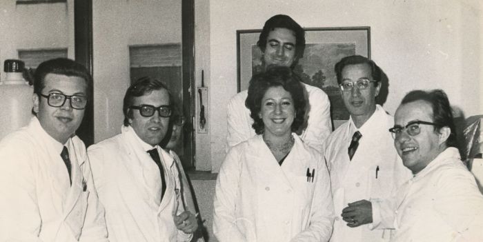 Carlo Lorenzo Cazzullo insieme ai suoi allievi, presso la Clinica di Affori di Milano nel 1973 (Collezione privata)