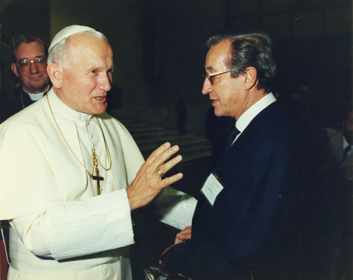 Carlo Lorenzo Cazzullo con Papa Giovanni Paolo II nel 1984 (Collezione privata)