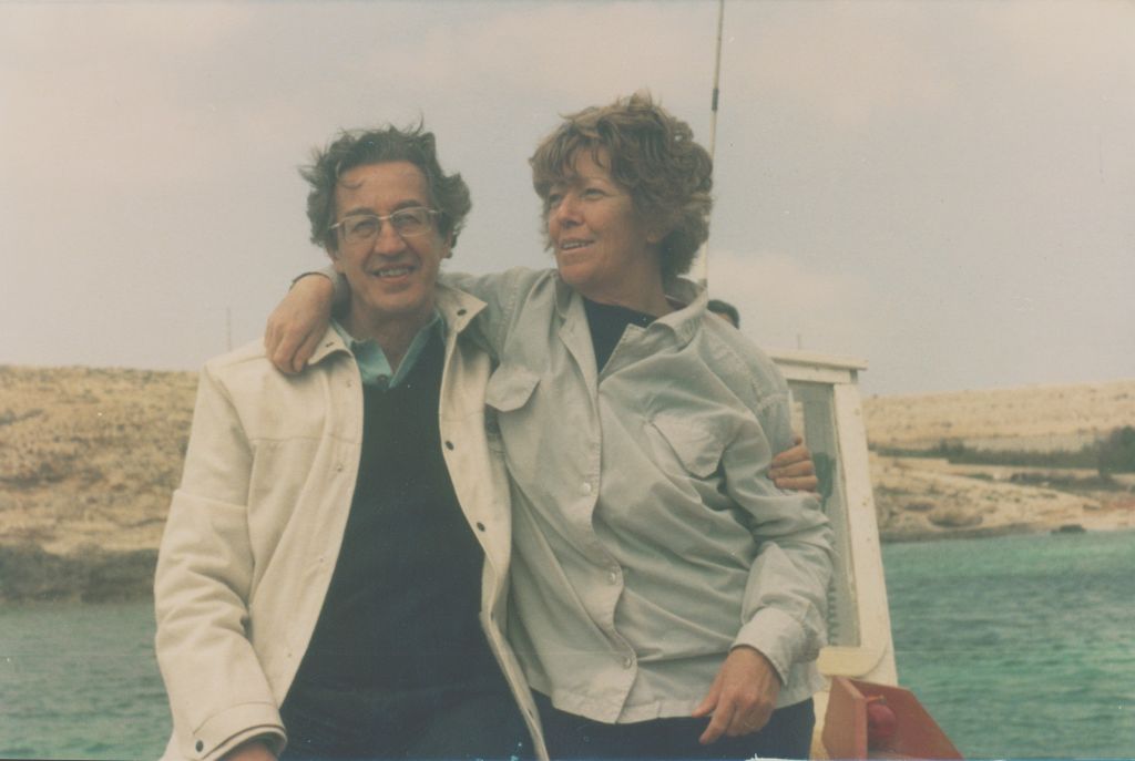 Carlo Lorenzo Cazzullo con la seconda moglie Adriana Guareschi a Lampedusa nel 1975 (Collezione privata)