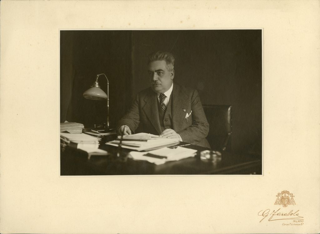 Vito Massarotti nel suo studio, ritratto da Giuseppe Farabola