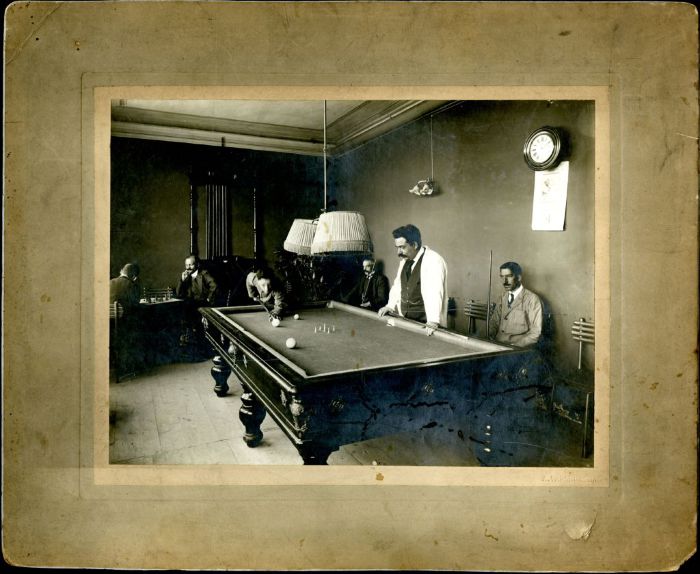 Vito Massarotti nella sala del biliardo del Sanatorio Bellosguardo di Roma, in uno scatto del fotografo Vasari (Aspi, fondo Massarotti)