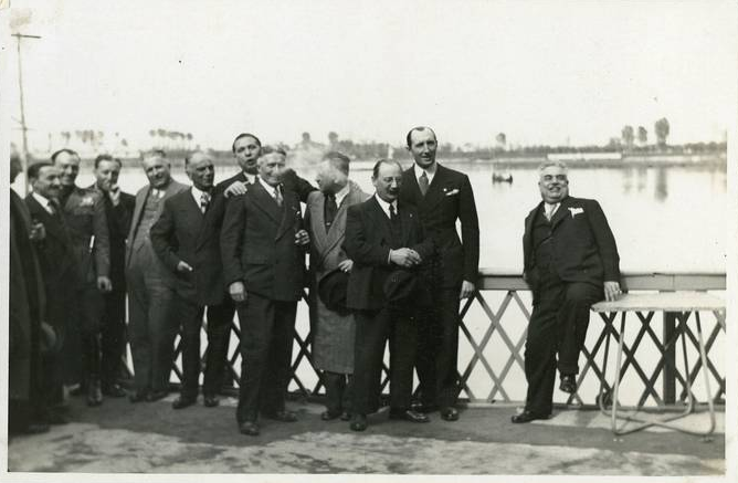 Vito Massarotti con un gruppo di giornalisti all'inaugurazione del laghetto di Redecesio per il dopolavoro A.T.M. nel 1937